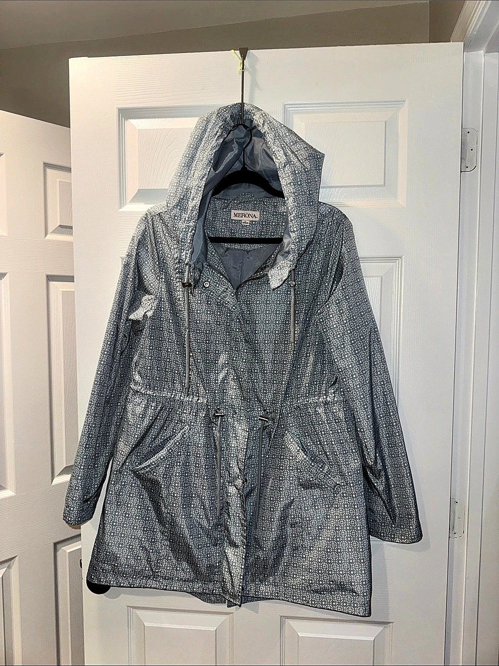 Merona Women's Geometric Hooded Rain Jacket in Blue & White